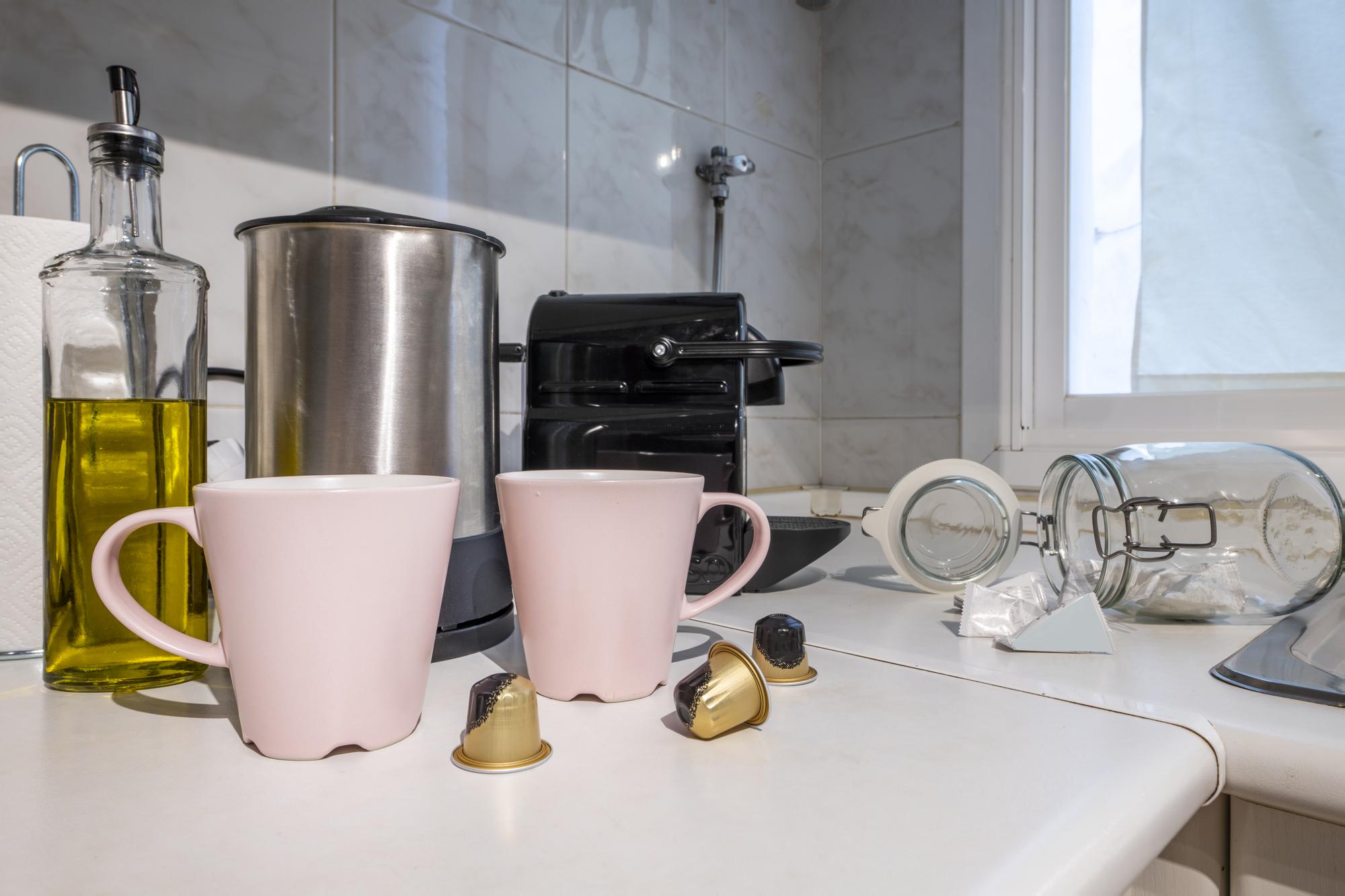 Tazza e strumenti da cucina su banco di legno